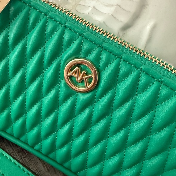☘️Anne Klein Green Quilted Crossbody Bag - Picture 3 of 8